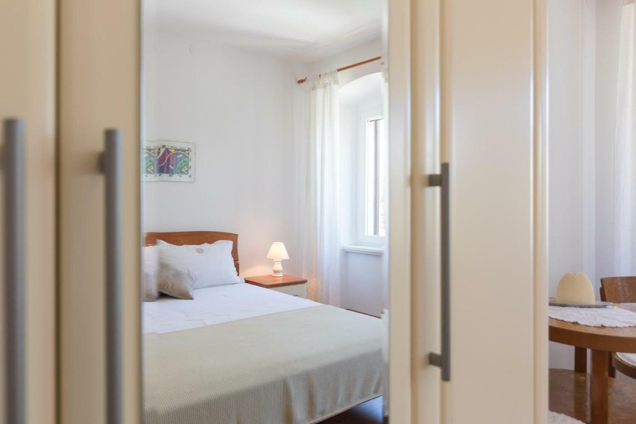 Apartments Ivona Малинска Экстерьер фото