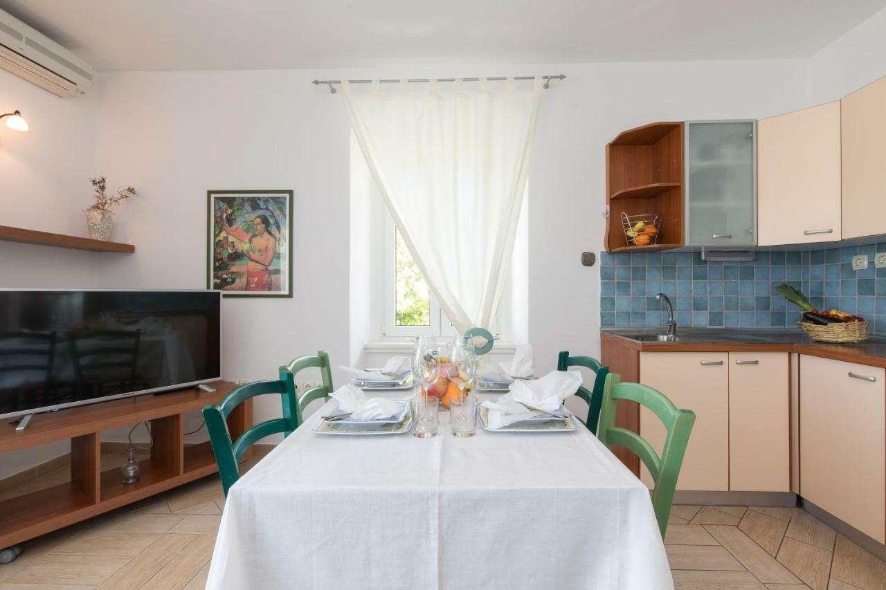 Apartments Ivona Малинска Экстерьер фото